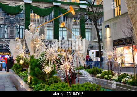 Herald Angel Figures au Rockefeller Center pendant la période des fêtes, NYC, USA 2020 Banque D'Images