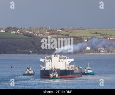 Port de Cork, Cork, Irlande. 11 décembre 2020.Tugboats, Titan, Alex et Gerry O'Sullivan manœuvrent le pétrolier Minerva Kallisto avec sa cargaison de pétrole brut du Texas en position de rotation avant son amarrage à la jetée de la raffinerie de pétrole de Whitegate à Cork Harbour, en Irlande. - Credit David Creedon / Alamy Live News Banque D'Images