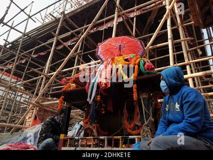 Katmandou, Bagmati, Népal. 11 décembre 2020. Les prêtres restent à proximité du palanquin pendant Guhyeshwari yatra à la place Hanumanchoka Durbar à Katmandou, au Népal, le 11 décembre 2020. Guhyeshwari Yatra est un festival, qui est une visite qui commence à porter palanquin composé d'idoles de Guhyeshwari après le temple de Pashupatinath et se termine à la place Hanuman Dhoka Durbar. Crédit : Sunil Sharma/ZUMA Wire/Alay Live News Banque D'Images