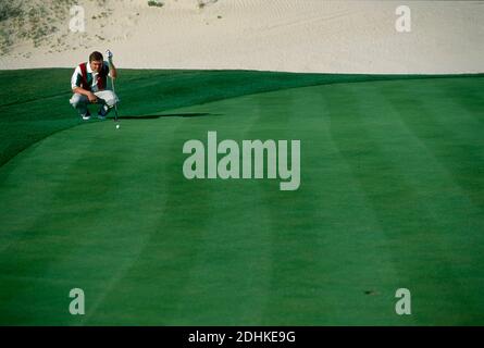 Simon Holmes en ligne sur le vert taluant. Floride, États-Unis. Banque D'Images