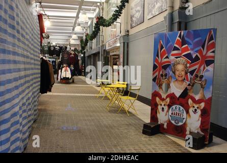 Vue des tables et des chaises vides à l'intérieur du marché Jubilé de Covent Garden.il semble de plus en plus probable que Londres sera déplacé vers le niveau 3 de Covid-19 restrictions avant Noël. Il a été annoncé que Londres a maintenant le taux le plus élevé d'infection à coronavirus en Angleterre, donc quand les niveaux sont examinés la semaine prochaine, Londres craint le pire. Tier 3 signifie bars, pubs, cafés, restaurants, doivent fermer, sauf pour les services à emporter, de livraison et de clic et de collecte, ce qui signifie un Noël très un-Joyeux pour la capitale. Banque D'Images