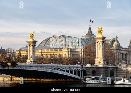 Pont Alexandre III et Grand Palais à l'heure d'or à Paris - France Banque D'Images