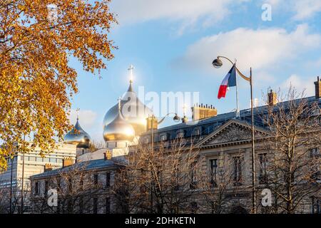 Réflexion solaire sur les dômes de la Sainte Trinité orthodoxe russe Cathédrale - Paris Banque D'Images
