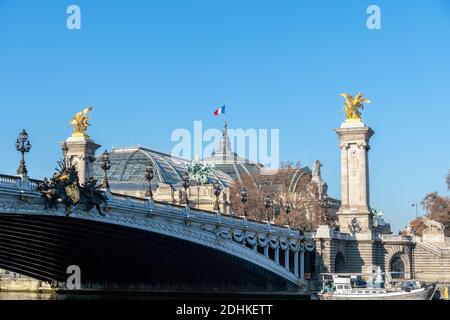 Pont Alexandre III et Grand Palais par une journée ensoleillée À Paris - France Banque D'Images