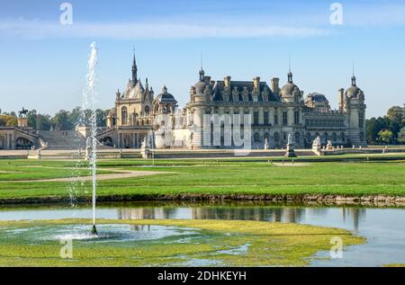 Vue sur le château de Chantilly depuis le jardin du notre - France Banque D'Images