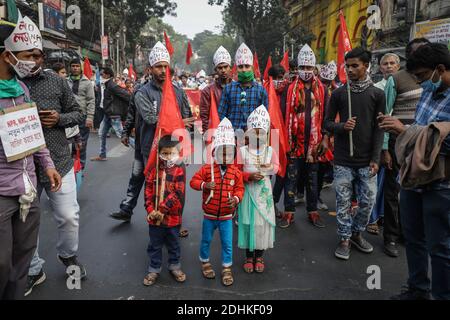 Kolkata, Inde. 11 décembre 2020. Des enfants ont des drapeaux pendant la manifestation.des activistes de l'AISA (All India Students' Association) ont organisé une manifestation contre le NRC (National Register of Citizens), la CAA (Citizenship Amendment Act) et Farm Bill. Crédit : SOPA Images Limited/Alamy Live News Banque D'Images