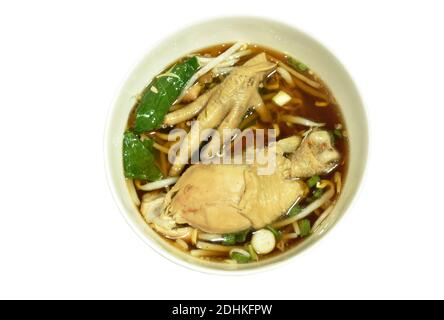 cuisse et pieds de poulet bouillis avec fève de spout dans une soupe aux herbes sur un bol Banque D'Images