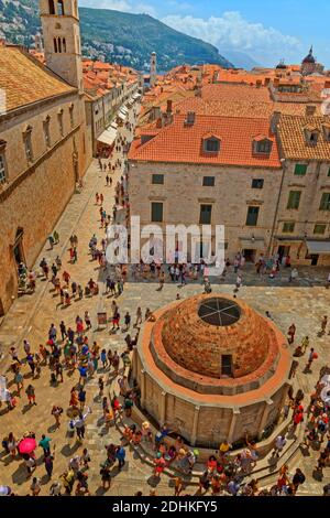 La fontaine d'Onofrio et le début de la rue principale Stradun de Dubrovnik Old Town sur la côte dalmate de la Croatie. Banque D'Images