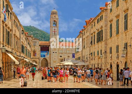 La rue Stradun et la tour de l'horloge de la vieille ville de Dubrovnik, la côte dalmate, en Croatie. Banque D'Images