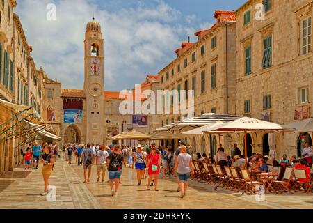 La rue Stradun et la tour de l'horloge de la vieille ville de Dubrovnik, la côte dalmate, en Croatie. Banque D'Images