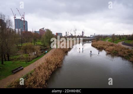 Londres, Royaume-Uni : décembre 2020 :planteurs à cheval sur la rivière Lea, vue depuis les parcs du Nord dans le parc olympique Queen Elizabeth de Londres Banque D'Images