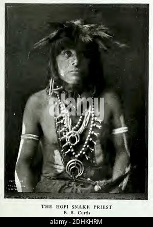 Photographie historique d'un prêtre de clan de serpent hopi TEV GUI prise par le célèbre photographe Edward S Curtis. Le prêtre est en costume traditionnel. Banque D'Images