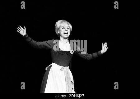 Barbara Windsor comme Marie Lloyd en CHANTANT UNE CHANSON IMPOLIE au Greenwich Theatre, Londres SE10 18/02/1970 musique: Ron Grainer paroles: Ned Sherrin & Caryl Brahms avec Alan Bennett Set design: Roger Butlin costumes: Tim Goodchild chorégraphie: Virginia Mason réalisateur: Robin Phillips Banque D'Images