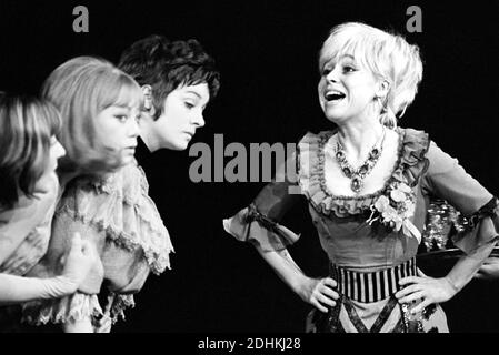 Barbara Windsor comme Marie Lloyd en CHANTANT UNE CHANSON IMPOLIE au Greenwich Theatre, Londres SE10 18/02/1970 musique: Ron Grainer paroles: Ned Sherrin & Caryl Brahms avec Alan Bennett Set design: Roger Butlin costumes: Tim Goodchild chorégraphie: Virginia Mason réalisateur: Robin Phillips Banque D'Images