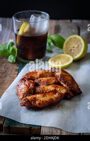 ailes chaudes de poulet buffalo faites maison avec pommes de terre de luxe Banque D'Images