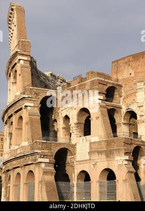 Roma coliseum à l'angle d'un ciel dégagé Banque D'Images