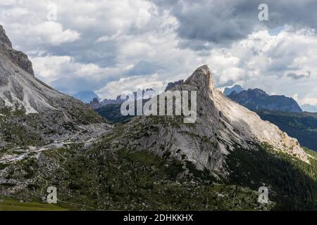 Vue vers la montagne de Sass de stria (2.477 m) et Passo di Valparola (col de Valparola), Dolomites, Vénétie, Italie Banque D'Images