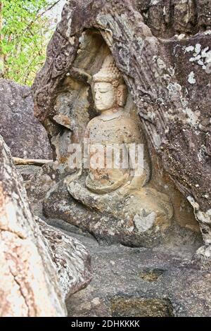 Des images sculptées à la main de Bouddha et d'autres décorations trouvées dans des formations rocheuses dans la zone isolée dans le temple ouvert de Bouddha. Banque D'Images