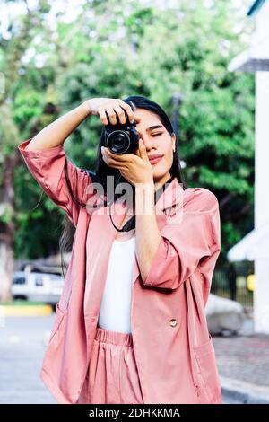 Photo d'une jeune femme avec un appareil photo - le processus de tournage Banque D'Images