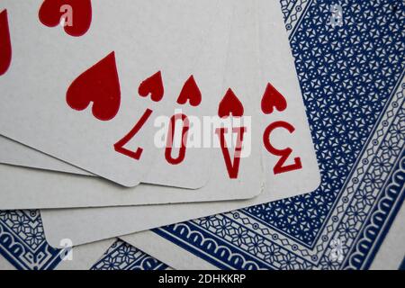 Une main de cartes de jeu qui sort l'amour Banque D'Images