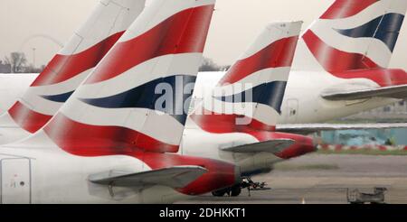 Photo du dossier datée du 30/11/06, des ailettes de queue de l'avion de British Airways garée au terminal 1 de l'aéroport de Heathrow. Les travailleurs de fret de British Airways à Heathrow doivent prendre neuf jours de grève à partir du jour de Noël en raison de leur salaire et de leurs conditions de travail. Banque D'Images