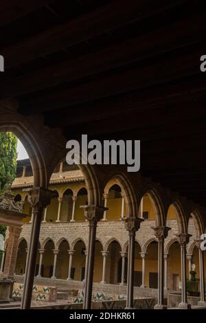 Éléments de décorations architecturales de bâtiments, balcons et fenêtres, balustrade de gypse. Monastère Pedralbes et dans les rues de Catalogne, pub Banque D'Images