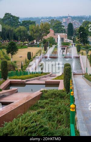 Vue spectaculaire sur la fontaine et la nature dans le parc Bagh-E-Bahu. Beauté de la nature dans le jardin . Escaliers. Banque D'Images