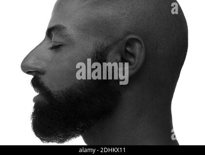 Gros plan d'un portrait en noir et blanc d'un homme audacieux barbu aux yeux fermés Banque D'Images