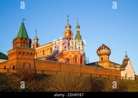 Monastère de Staraya Ladoga Nikosky dans la lumière rose du soleil levant. Ville de Staraya Ladoga, région de Leningrad, Russie Banque D'Images