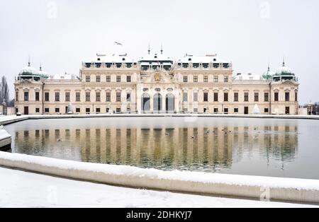 Palais du Belvédère supérieur à Vienne en hiver avec de la neige. Point de repère de la capitale autrichienne. Célèbre attraction touristique Banque D'Images