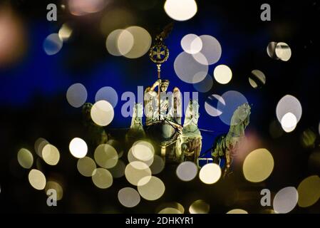 Berlin, Berlin, Allemagne. 11 décembre 2020. La Quadriga illuminée de la porte de Brandebourg est visible derrière des guirlandes de lumières floues sur un arbre de Noël sur Pariser Platz. Crédit : Jan Scheunert/ZUMA Wire/Alay Live News Banque D'Images