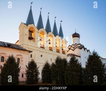Monastère de Tikhvin Assomption, beffroi et église de l'intercession Banque D'Images