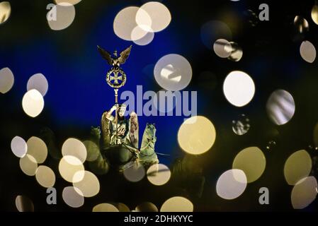 Berlin, Berlin, Allemagne. 11 décembre 2020. La Quadriga illuminée de la porte de Brandebourg est visible derrière des guirlandes de lumières floues sur un arbre de Noël sur Pariser Platz. Crédit : Jan Scheunert/ZUMA Wire/Alay Live News Banque D'Images