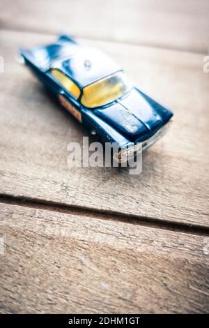 voiture de police vintage jouet sur plancher en bois Banque D'Images