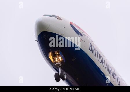 Arrivée en début de matinée. Avion de ligne à réaction en approche pour atterrir à l'aéroport de Londres Heathrow, Royaume-Uni, pendant la pandémie COVID 19. British Airways. Train de roulement Banque D'Images