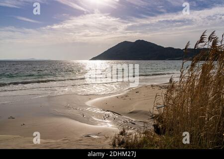 Vue sur Praia San Francisco et Monte Louro Pic en Galice Banque D'Images