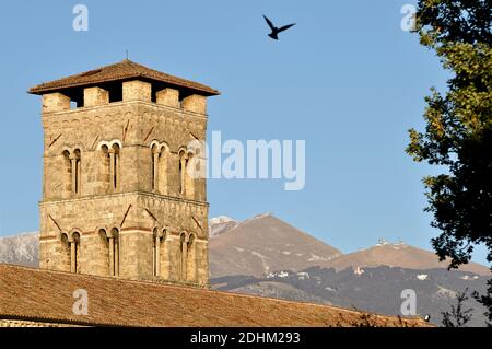 Le clocher de la basilique Saint Augustine avec le mont Terminillo en arrière-plan. Rieti, Latium, Italie. Banque D'Images