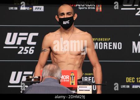 Las Vegas, Nevada, Las Vegas, Nevada, États-Unis. 11 décembre 2020. Las Vegas, NV - décembre 11 : Tony Ferguson pose sur la balance pendant les pesées UFC 256 à UFC Apex le 11 décembre 2020 à Las Vegas, Nevada, États-Unis. Crédit : Diego Ribas/PX Imagens/ZUMA Wire/Alay Live News Banque D'Images