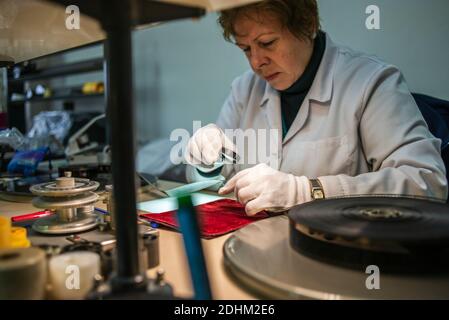 Les employés travaillent au centre Dovzenko de Kiev, en Ukraine. Le Centre national Oleksandr Dovzenko (Centre Dovzenko) est la plus grande archive du film d'État ukrainien. Il conserve plus de 5000 titres de films ukrainiens, russes, européens et américains de 1910. L'activité du centre est axée sur la préservation, la restauration, la recherche et l'augmentation du Fonds national du film ukrainien. Banque D'Images