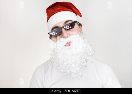 Swag Santa Claus dans des lunettes de soleil rigolo pixelated sur fond blanc. Gangster, boss, thoug Life meme. style 8 bits. Holly Jolly x Mas Noel. Froid Banque D'Images