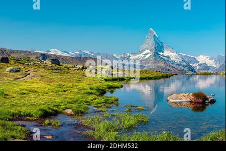 Vue sur le coucher du soleil sur la gamme bernoise au-dessus du lac Bachalpsee. Attraction touristique populaire. Emplacement place Alpes suisses, vallée de Grindelwald, Europe. Banque D'Images