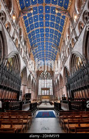 Main Nave (haute autel et fenêtre est en arrière-plan), Carlisle Cathedral (la cathédrale de la Sainte Trinité indivisible), Carlisle, Cumbria Banque D'Images