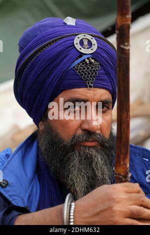 Un Nihang (Sikh Warrior) vu pendant la manifestation.pendant deux semaines, les agriculteurs protestent contre les nouvelles lois de réforme agricole et promettent de bloquer l'autoroute Delhi-Jaipur, l'autoroute Delhi-Agra et les voies ferrées si leurs demandes ne sont pas satisfaites par le gouvernement et le ministre indien de l'Agriculture. Banque D'Images