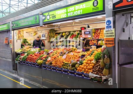 Huelva, Espagne - 11 décembre 2020 : intérieur du marché Mercado del Carmen. Banque D'Images