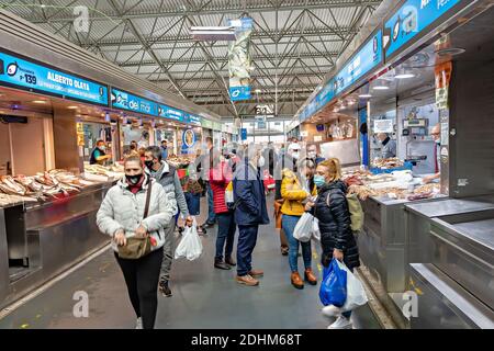 Huelva, Espagne - 11 décembre 2020 : intérieur du marché Mercado del Carmen. Banque D'Images