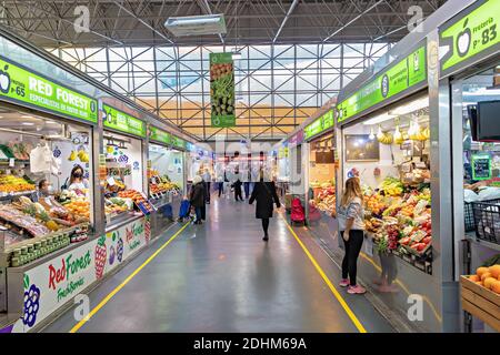 Huelva, Espagne - 11 décembre 2020 : intérieur du marché Mercado del Carmen. Les personnes portant un masque de protection dû au coronavirus COVID-19 Banque D'Images