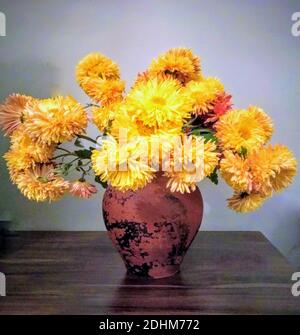 Fleurs de chrysanthème jaune dans un vieux vase en céramique. Pot de terre et fleurs jaunes. Banque D'Images