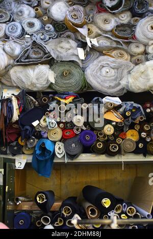 Les stocks d'un tissu sont nécessaires à la fabrication d'une usine de vêtements Banque D'Images