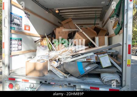 Camion de transport UHaul chargé de boîtes, de déchets ménagers et de débris, Lafayette, Californie, 8 décembre 2020. () Banque D'Images