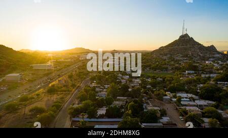 Vue aérienne de Cerro de la Campana au coucher du soleil et de l'Hacienda de la Flor, colonies de Revolucion le 10 décembre 2020 à Hermosillo, Mexique. . (Photo par Luis Gutierrez / Norte photo) ... Vista aerea del cerro de la camapana al atardecer y las colonias Hacienda de la Flor, Revolucion el 10 Diciembre 2020 en Hermosillo, Mexique. . (Photo de Luis Gutierrez/Norte photo )... Banque D'Images